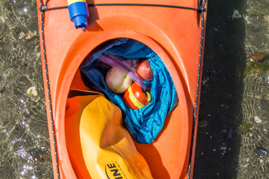 Tủ lạnh nổi khi chèo kayak
