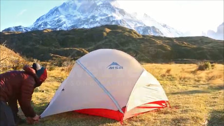 setting-up-your-tent-in-the-wind-wetrek_vn-7