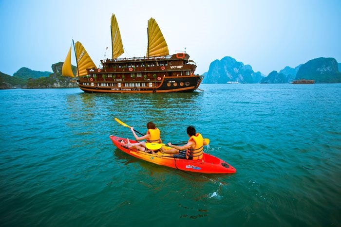 Cheo-Kayak-o-vinh-Ha-Long-wetrekvn