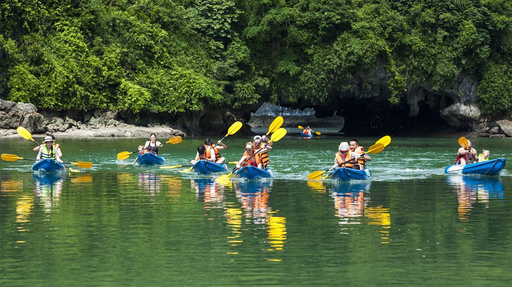 Cheo-Kayak-o-vinh-Ha-Long-wetrekvn