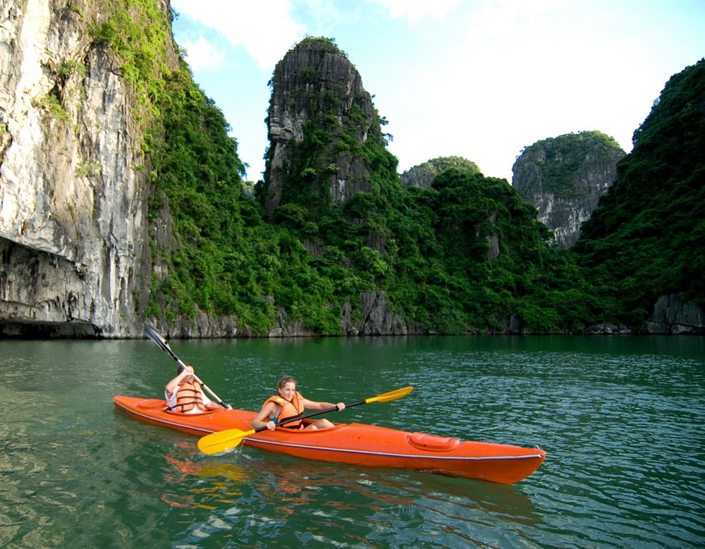 Cheo-Kayak-o-vinh-Ha-Long-wetrekvn