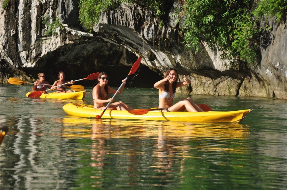 Cheo-Kayak-o-vinh-Ha-Long-wetrekvn