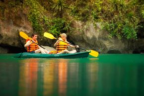 Chèo Kayak ở Hạ Long - Kỳ quan thiên nhiên thế giới 