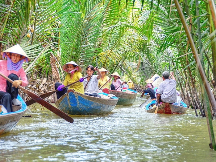 ghe-tien-giang-mua-nuoc-noi-tham-ngoi-dinh-tram-tuoi-co-kinh-reu-phong-wetrekvn