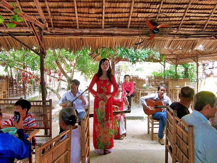 ghe-tien-giang-mua-nuoc-noi-tham-ngoi-dinh-tram-tuoi-co-kinh-reu-phong-wetrekvn