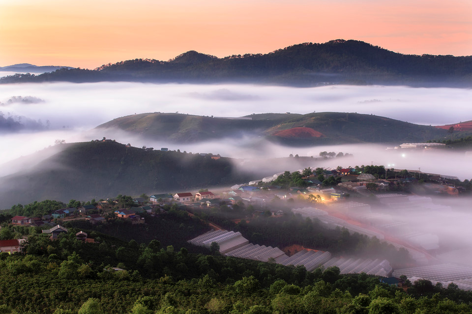 Me-dam-truoc-khoanh-khac-Da-Lat-chim-trong-suong-mu-thang-10-wetrekvn