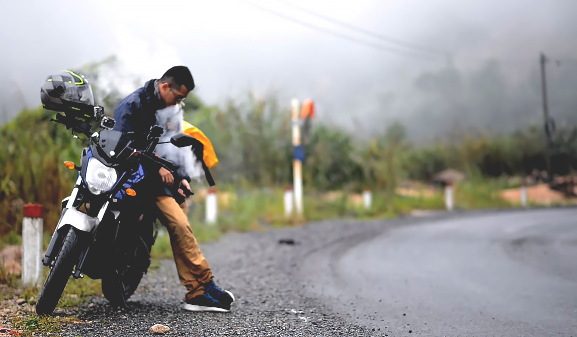 Băng qua cung đường mưa tôi tấp vào lề đường - làm vài hơi thuốc lấy lại bình tĩnh 