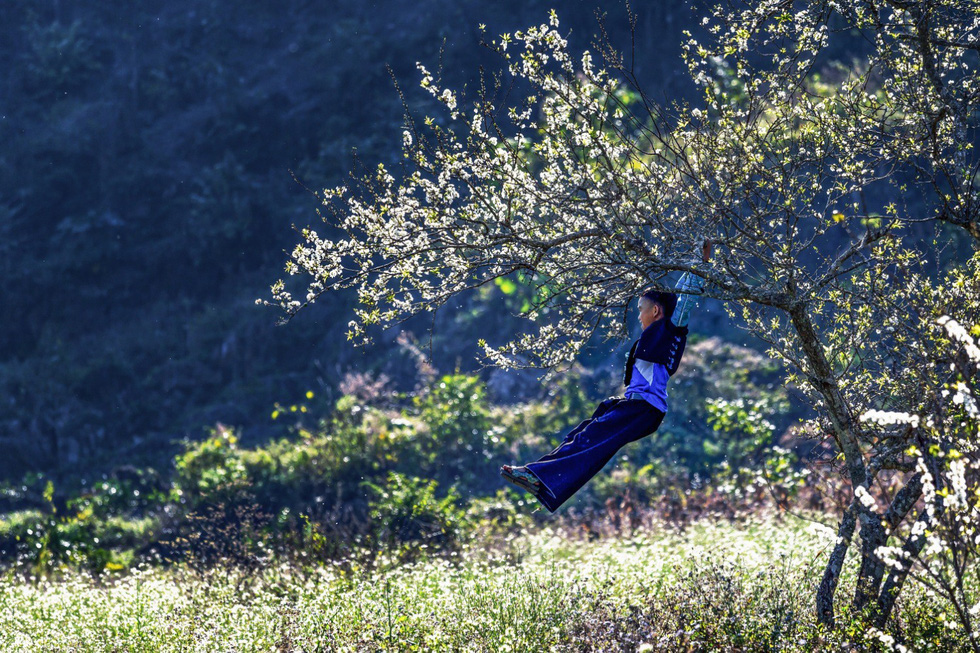 mua-hoa-man-trang-cua-nguoi-Mong-ban-Phien-Canh-wetrekvn