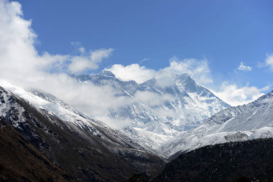 cot-moc-chi-duong-bang-xac-chet-tren-everest