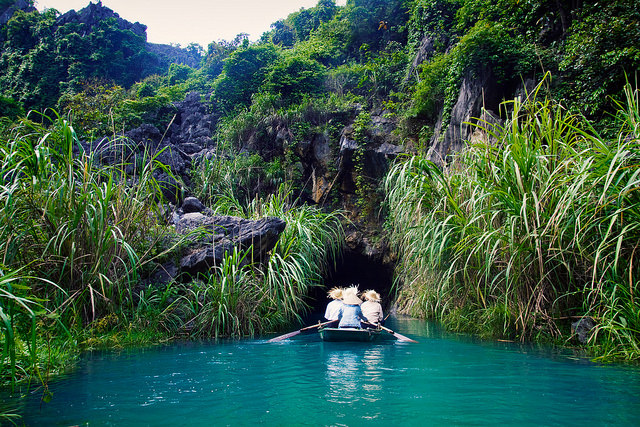 Hanh-trinh-cheo-kayak-kham-pha-tron-ven-trang-an-ninh-binh-wetrek.vn