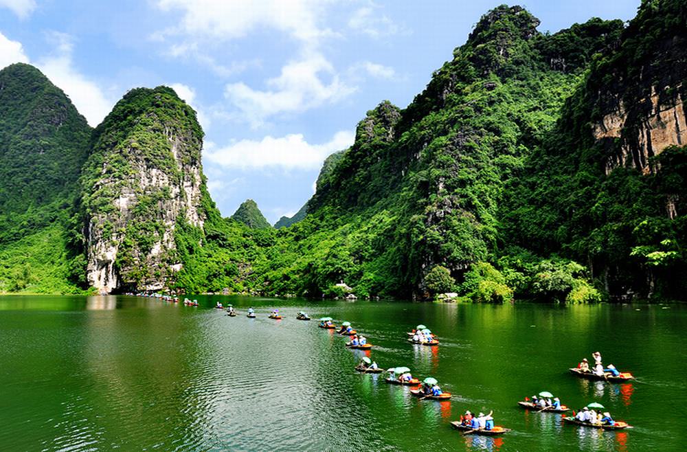 Hanh-trinh-cheo-kayak-kham-pha-tron-ven-trang-an-ninh-binh-wetrek.vn