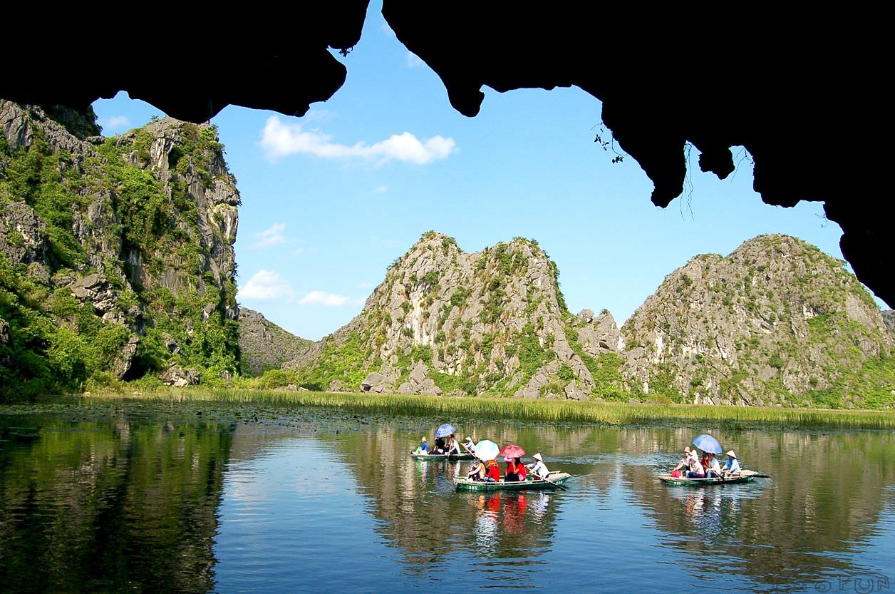 Hanh-trinh-cheo-kayak-kham-pha-tron-ven-trang-an-ninh-binh-wetrek.vn