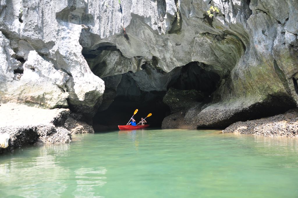 Thich-thu-cheo-kayak-kham-pha-vinh-lan-ha-wetrek.vn