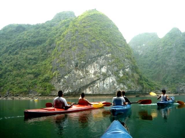 Thich-thu-cheo-kayak-kham-pha-vinh-lan-ha-wetrek.vn