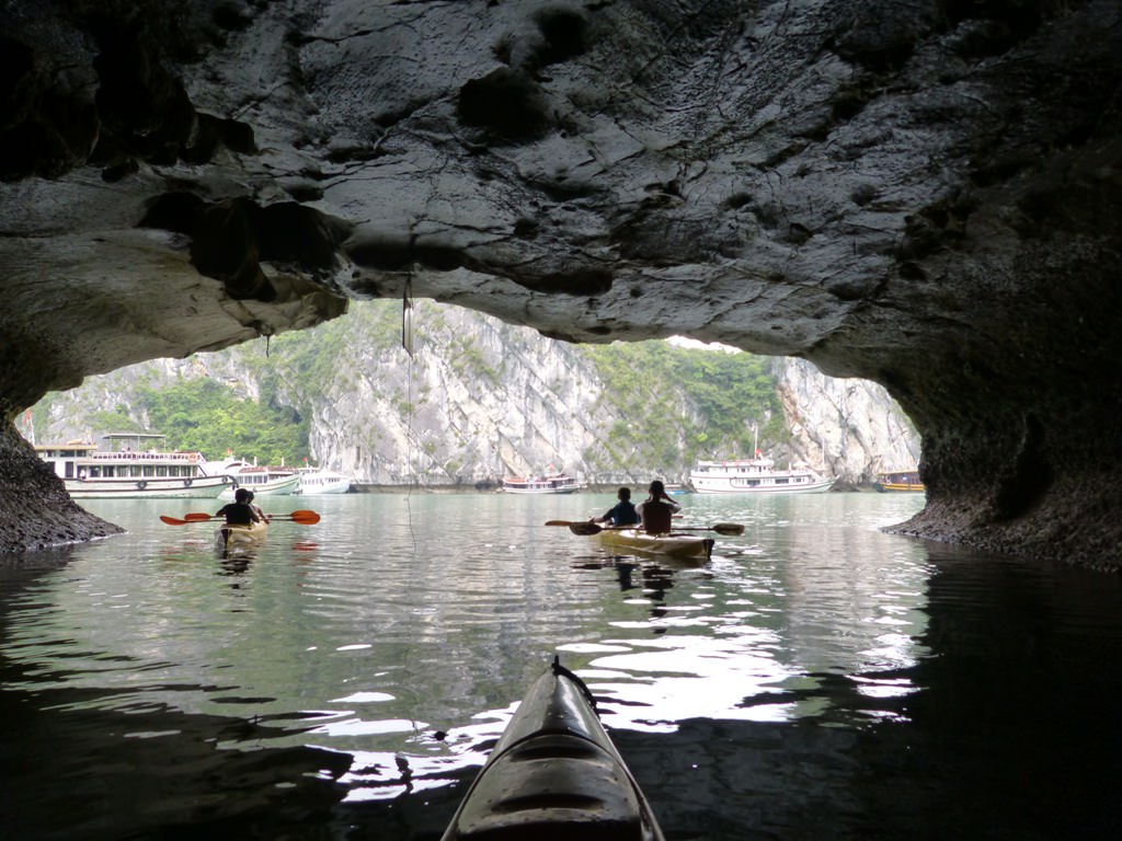 Thich-thu-cheo-kayak-kham-pha-vinh-lan-ha-wetrek.vn