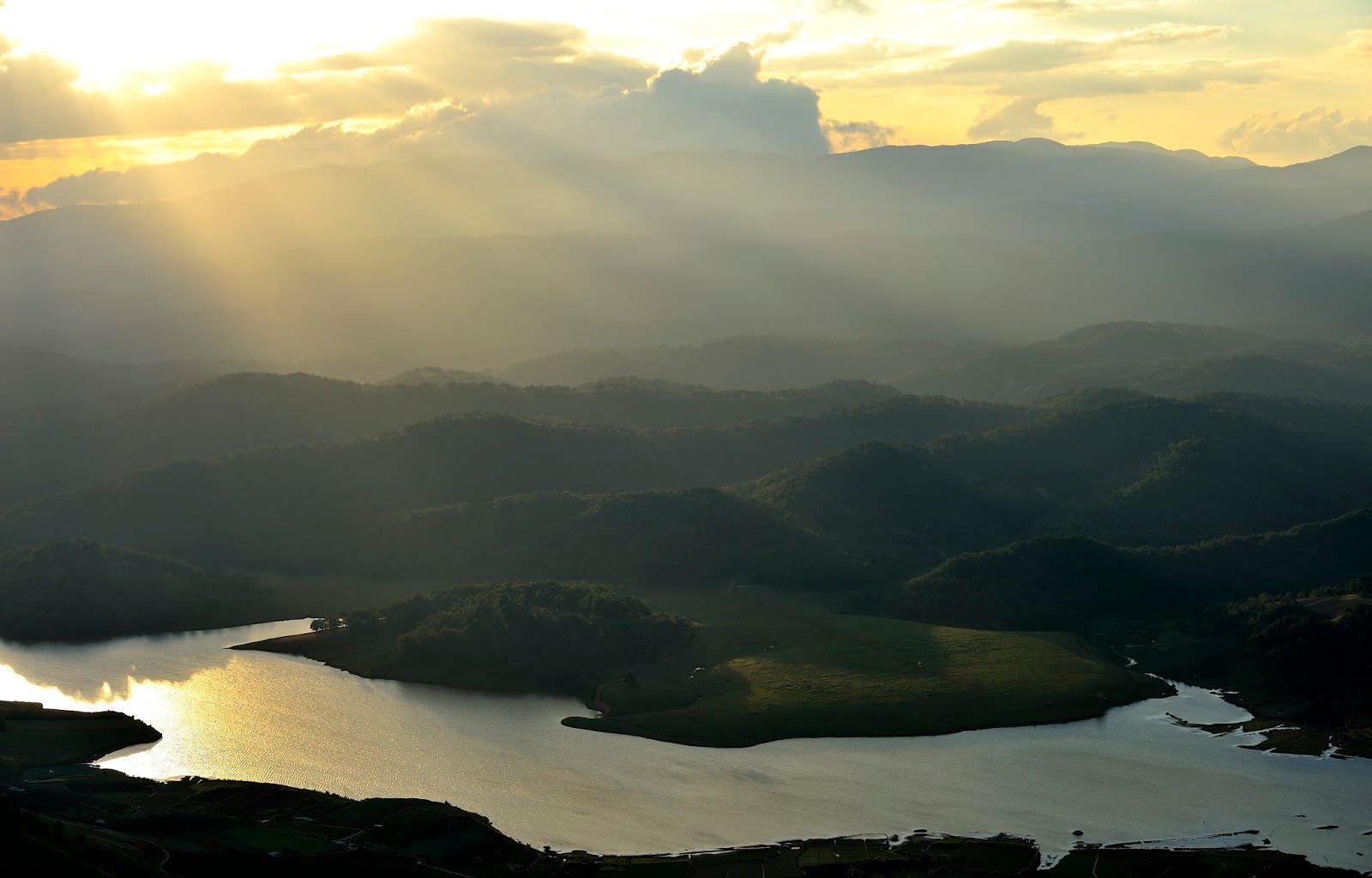 Top-6-dinh-nui-tu-Bac-vaoNam-ngam-binh-minh-dep-vo-tan-wetrek.vn