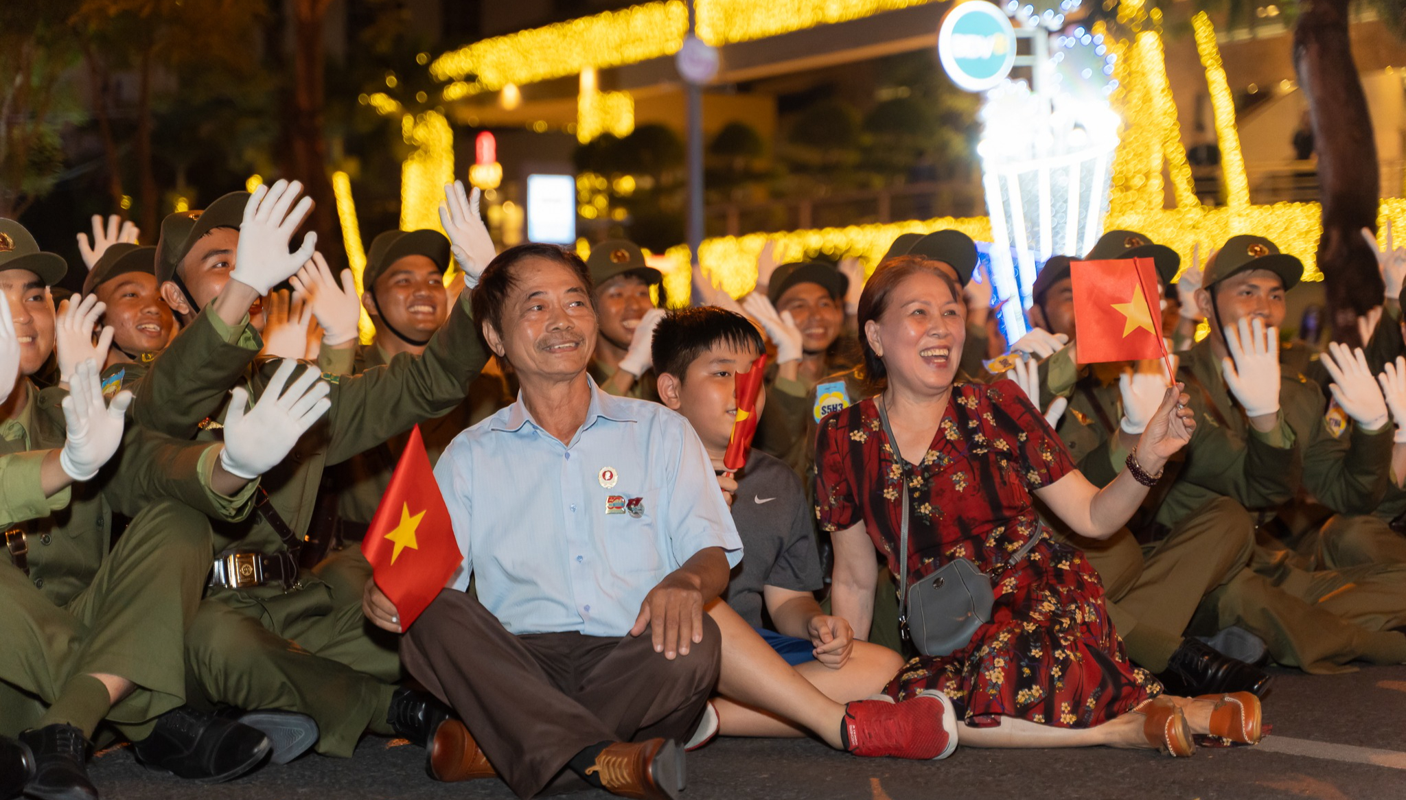 Người dân đi xem A80