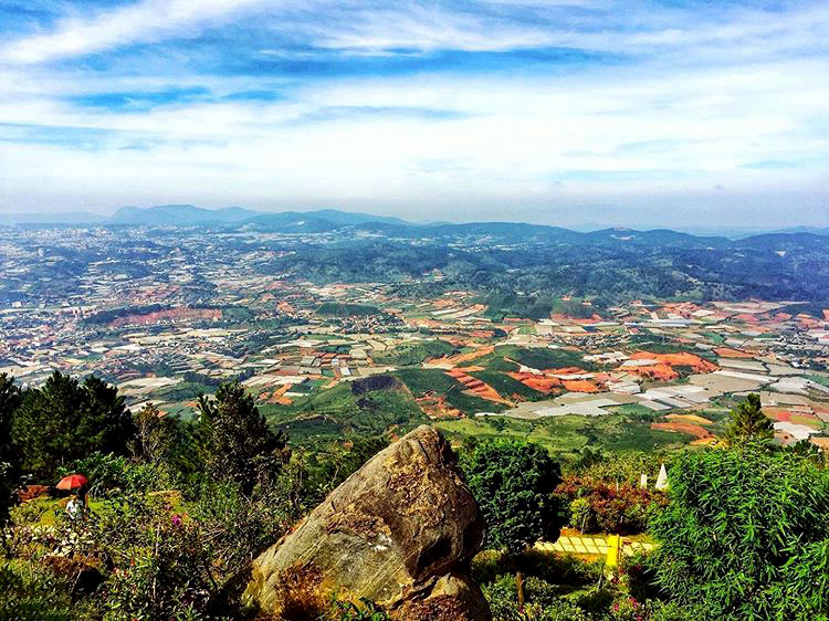 Ngắm hình thành phố từ trên đỉnh Langbiang