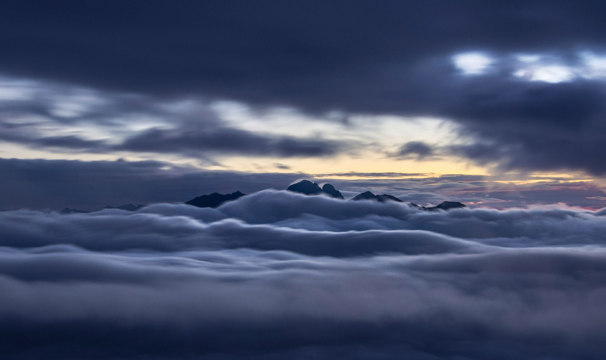 Zoom máy ảnh chụp biển mây trên đỉnh núi Lảo Thẩn