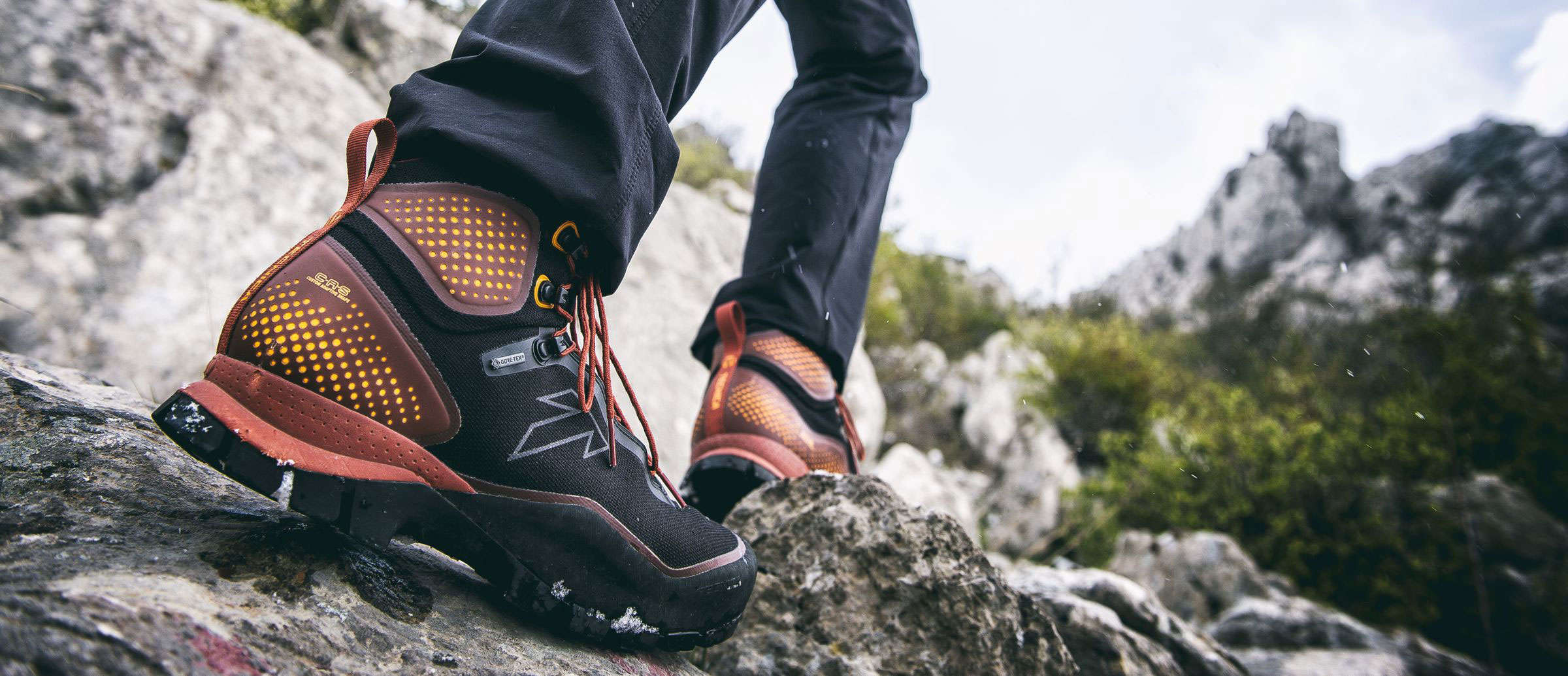 Giày Trekking được dùng nhiều khi leo núi