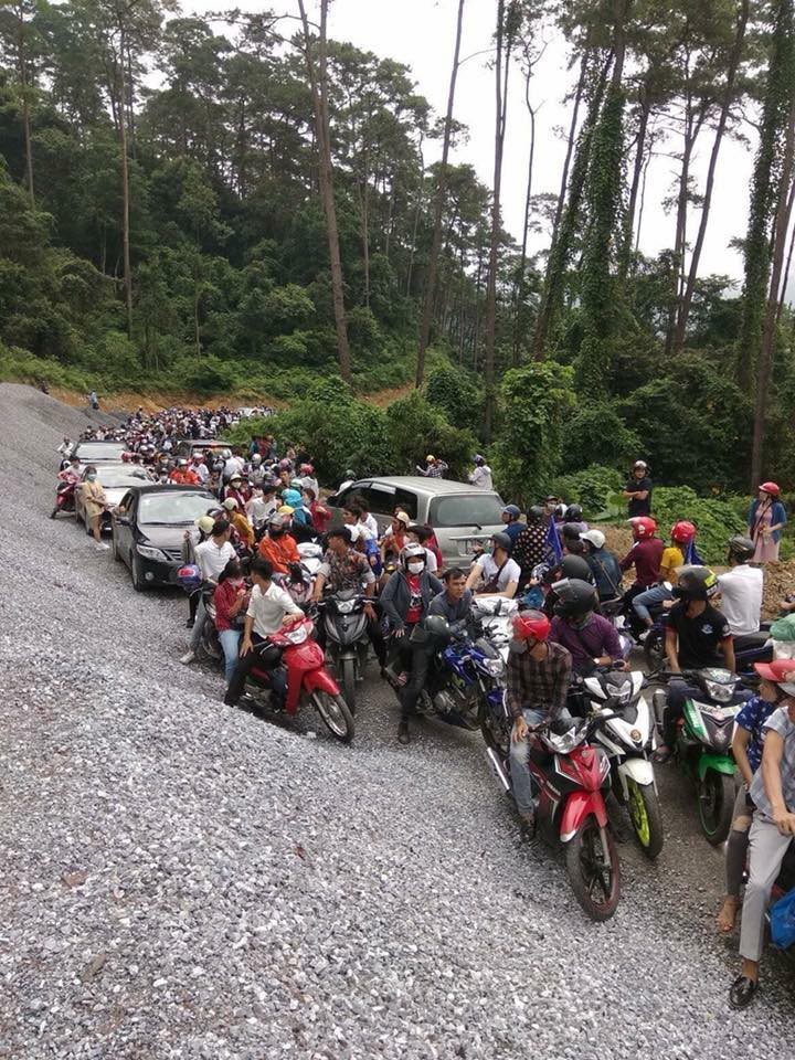 duong-len-tam-dao-moc-chau-ket-cung-ngay-le-nhieu-phuot-thu-muon-quay-ve-cung-bo-tay