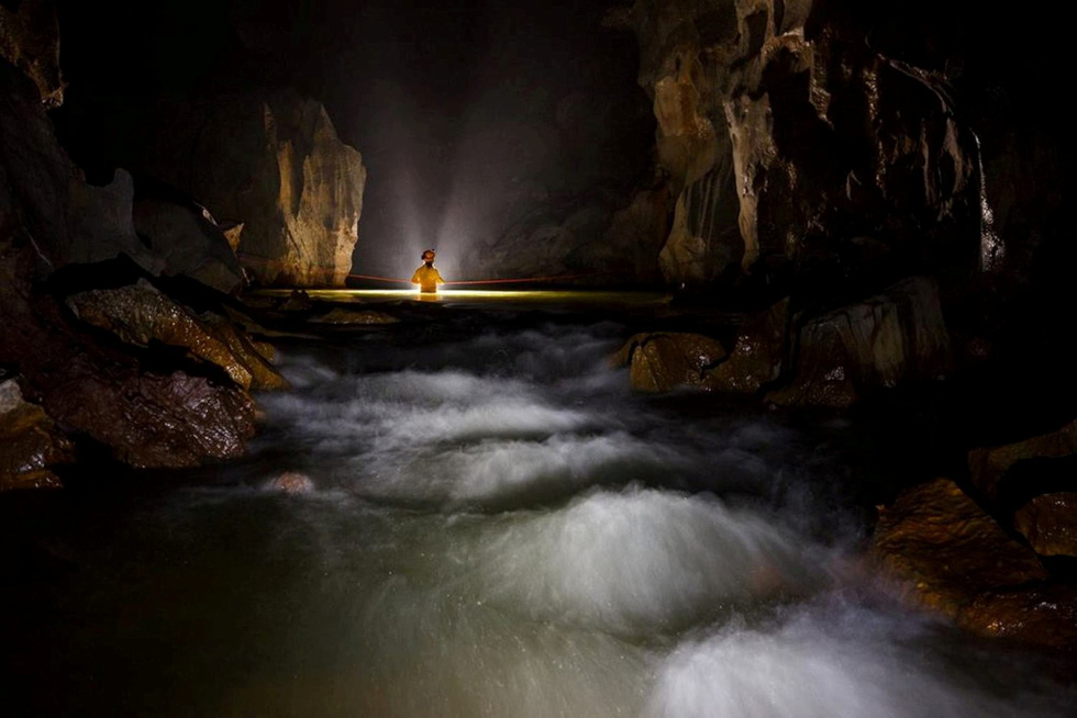 Lan-tim-con-song-bong-nhien-bien-mat-trong-hang-son-doong-wetrekvn