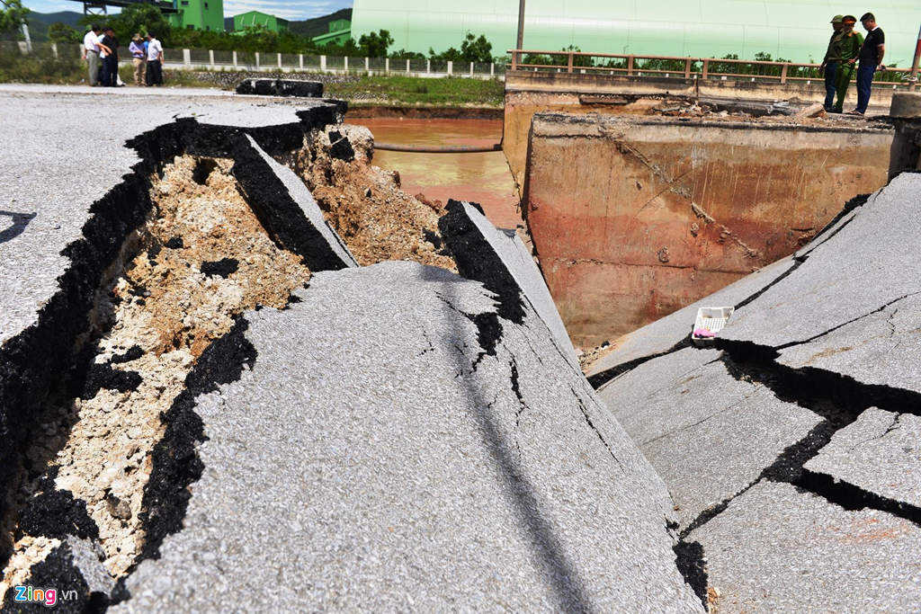 Cầu Yên Hòa ở Thanh Hóa bị xé toạc sau cơn bão số 2, 2 người đã tử vong