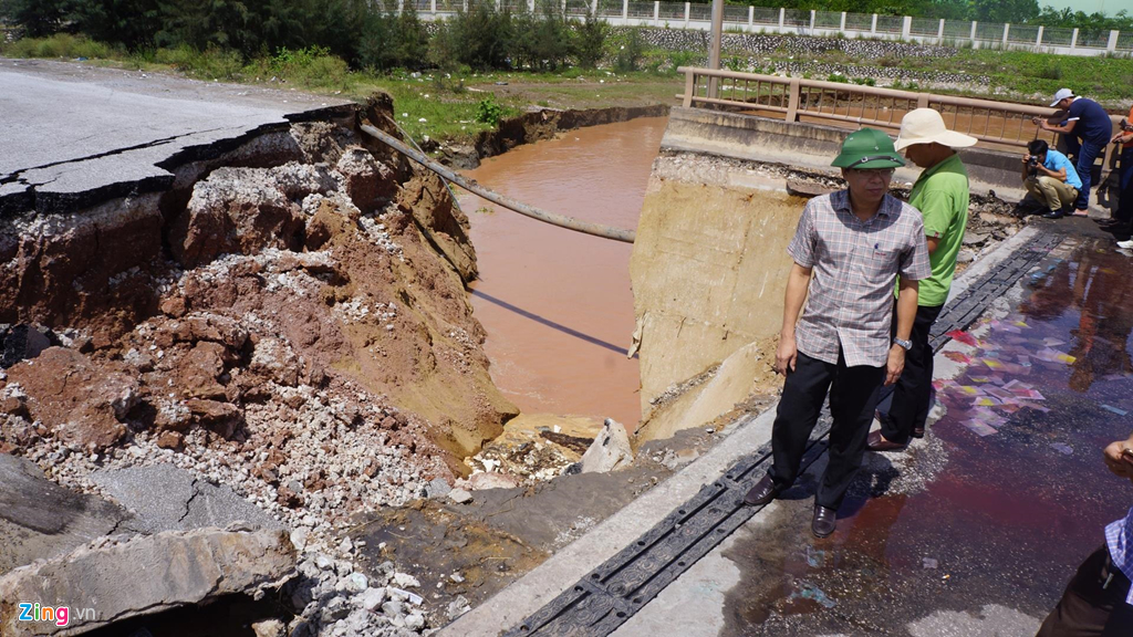 Cầu Yên Hòa ở Thanh Hóa bị xé toạc sau cơn bão số 2, 2 người đã tử vong