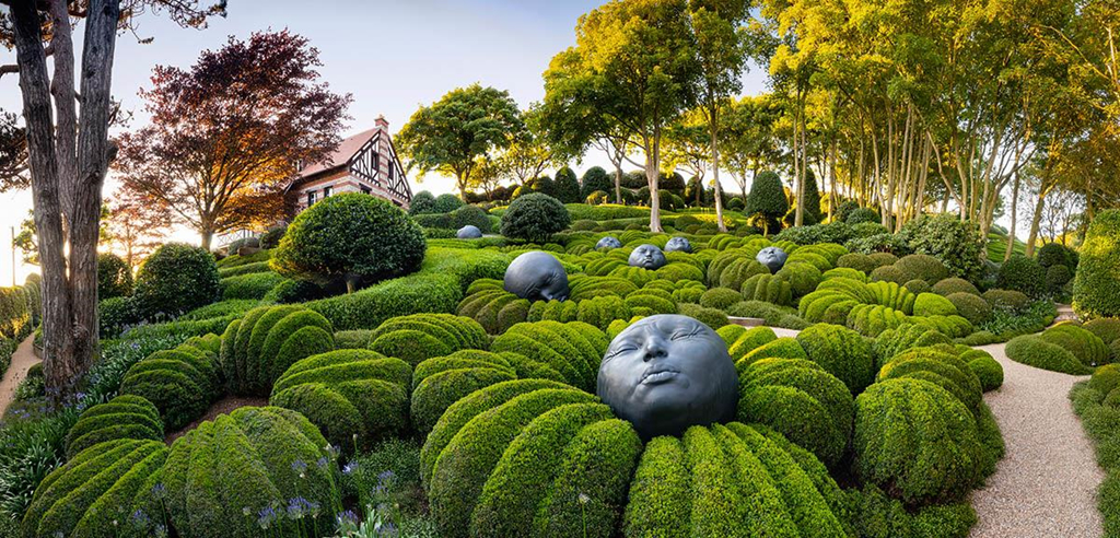 Khu vườn kỳ dị ở Pháp chứa các viên đá mặt người khổng lồ