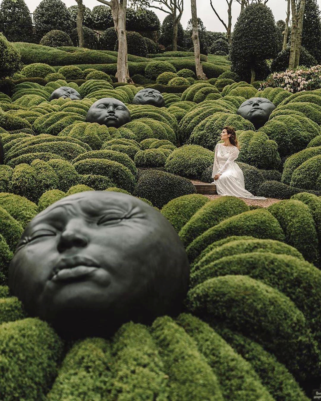 Khu vườn kỳ dị ở Pháp chứa các viên đá mặt người khổng lồ