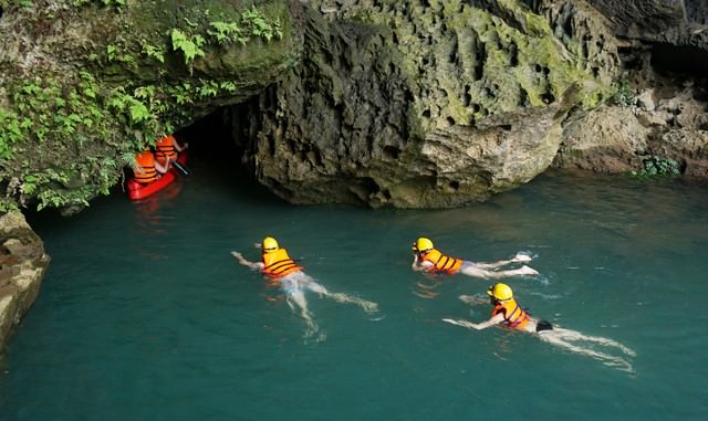 Cheo-kayak-o-suoi-nuoc-Mooc-song-Chay-Quang-Binh-wetrekvn.jpg