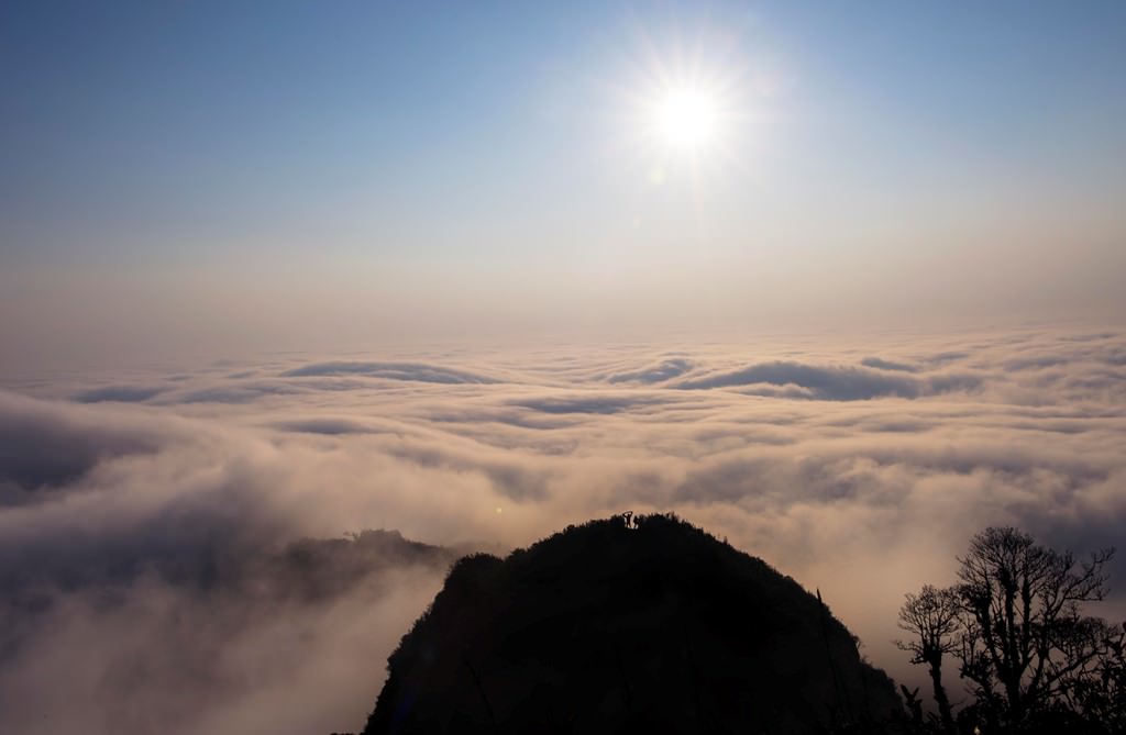 San-may-chinh-phuc-nui-9-tang-thang-Chieu-Lau-Thi.jpg