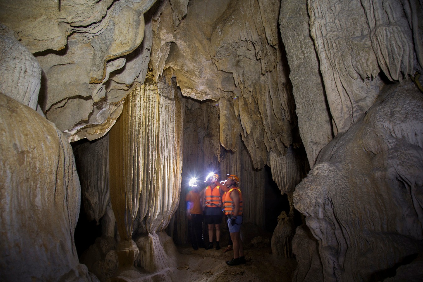 Chiêm ngưỡng đường hầm tình yêu trong hang động đẹp nhất nhì đất Việt2