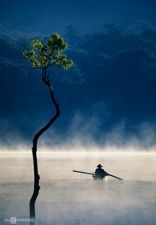 Hồ Tuyền Lâm nét huyền ảo trong sương giữa núi rừng2