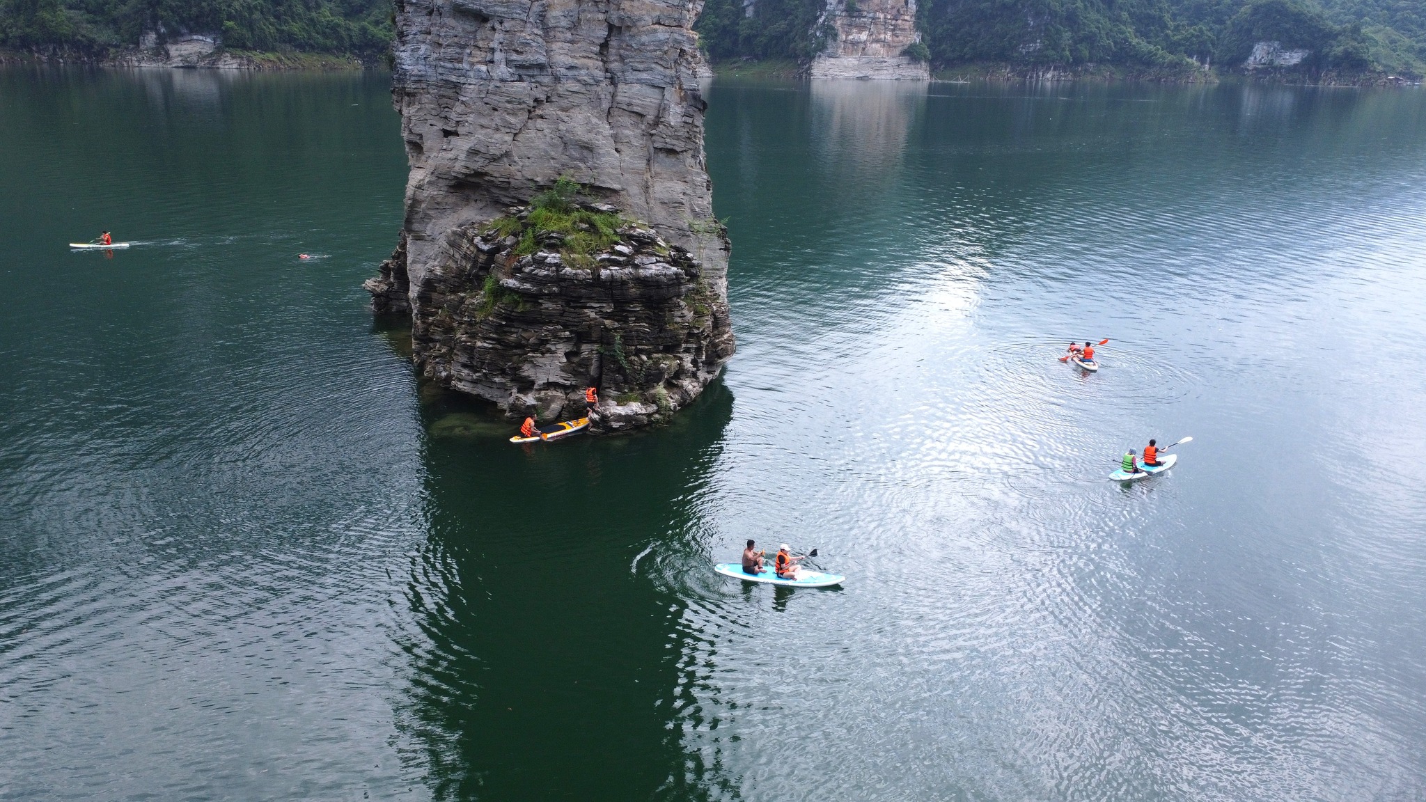 Chèo SUP trên hồ Na Hang