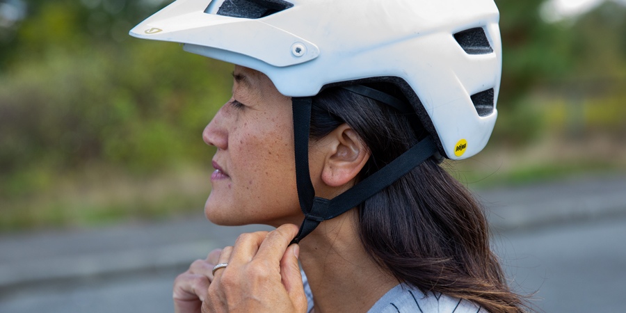 Điều chỉnh mũ bảo hiểm xe đạp