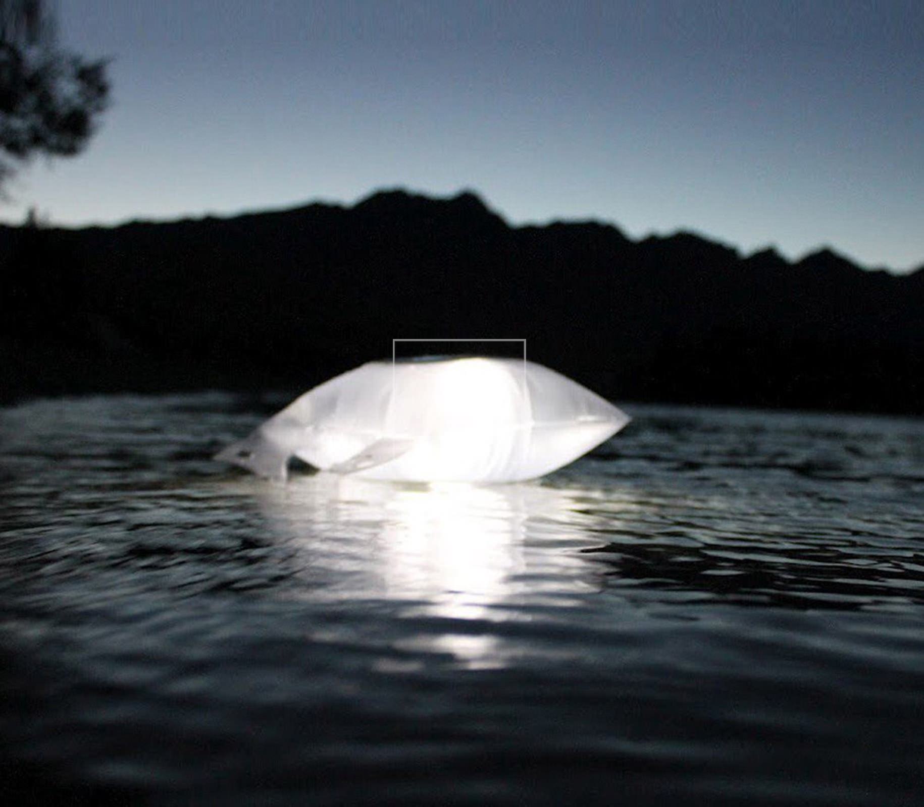 Đèn xách tay bơm hơi năng lượng mặt trời TENTSILE LuminAID Solar Light - 7800