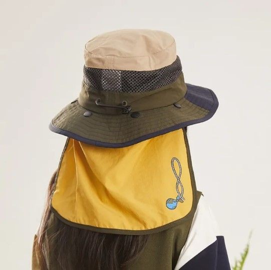 Bé đội mũ chống nắng Naturehike CNH23MZ011 khi đi biển