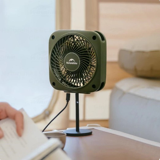 Quạt mini dã ngoại Naturehike CNK2300DQ018 đặt trên bàn cắm trại
