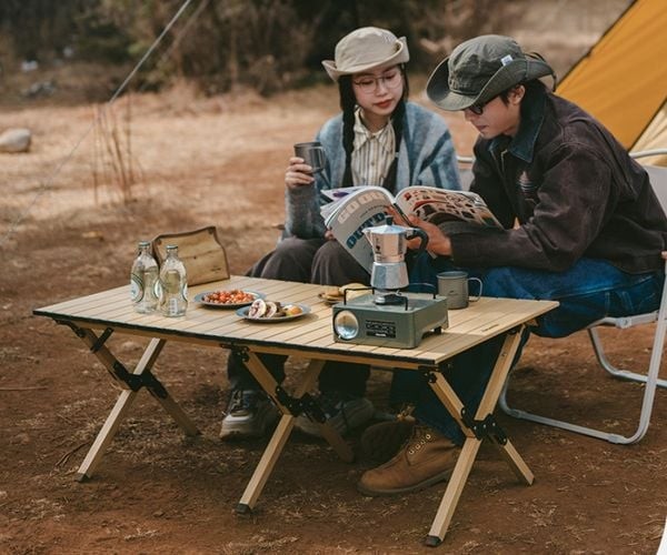 Bàn nhôm mặt cuộn Naturehike CNK2300JU010 dựng trên bãi cắm trại