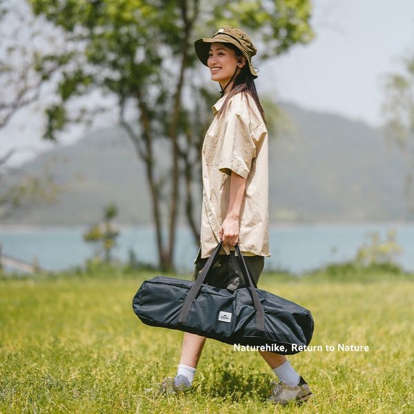 Bàn sắt Naturehike CNK2550JJ018 sau khi cuộn gọn cho vào túi đựng
