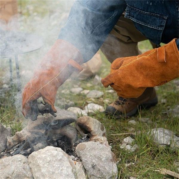 Chi tiết đường may và chất da bò của găng tay chịu nhiệt NatureHike NH20FS042