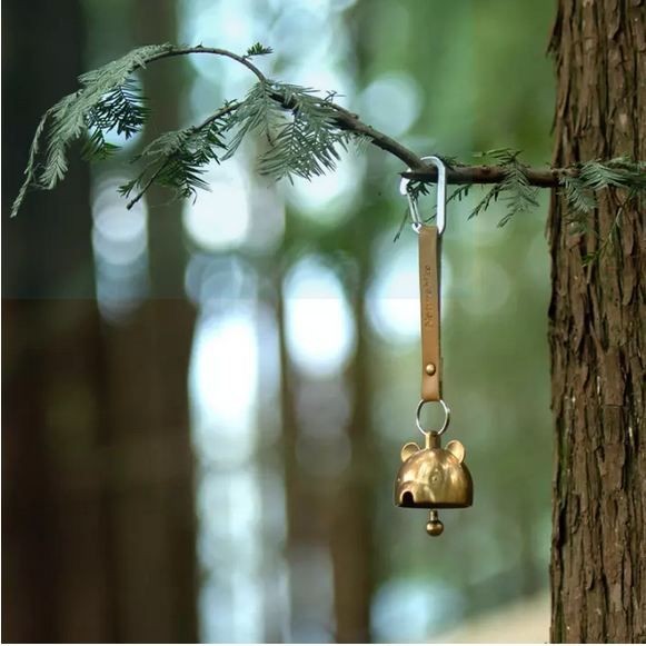 Chuông gió trang trí lều trại Naturehike NH21YW138 đung đưa trước cửa lều