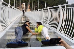 [WeNews] Cận cảnh cầu treo đáy kính dài nhất thế giới ở Việt Nam