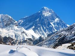 Nepal siết chặt quy định leo Everest từ 2025: Thách thức lớn hơn, an toàn cao hơn
