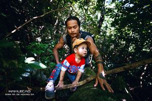 Cậu bé 22 tháng tuổi cùng bố trekking rừng Cát Bà