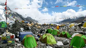Khoa học phát hiện một sự thật đáng sợ đang hiện diện ở ngọn núi cao nhất thế giới: Tác động của con người lớn đến vậy rồi sao?