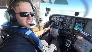 Chàng trai 18 tuổi bay vòng quanh thế giới trong 44 ngày