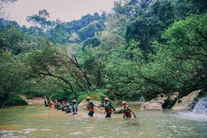 Chuyên gia hướng dẫn cách vượt suối an toàn khi trekking