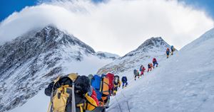 Thử thách cao nhất của những nhà leo núi chuyên nghiệp và những điều cần biết ! Chinh phục đỉnh Everest !
